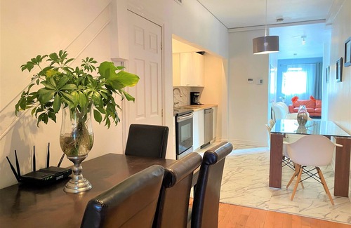 Plateau Mont Royal House | C12~Private Sunny Terrace+15 Beds/Sofabeds+5 Full baths+Free parking