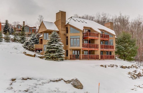 Bretton Woods Villa | C2 Luxurious townhome stunning views AC stone fireplace beautiful kitchen STEPS TO SKI TRAIL