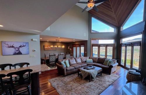 Bretton Woods Villa | C2 Luxurious townhome stunning views AC stone fireplace beautiful kitchen STEPS TO SKI TRAIL