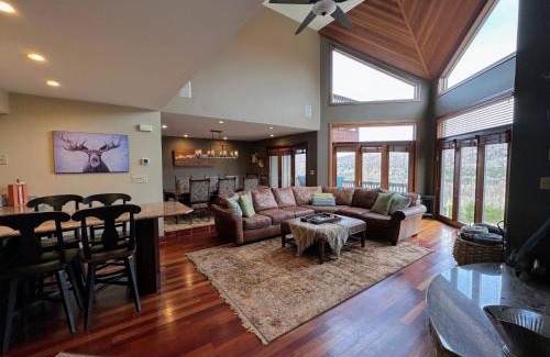 Bretton Woods Villa | C2 Luxurious townhome stunning views AC stone fireplace beautiful kitchen STEPS TO SKI TRAIL