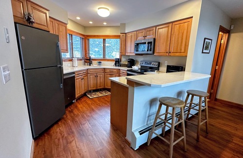 Bretton Woods House | C6 Renovated Townhome a short walk from the slopes! Dog Friendly!