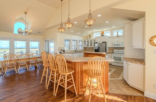 Carova Beach House | C9289 Sun King II. Oceanfront, Elevator, 4x4 Area, Pool, Hot Tub, Pets OK!