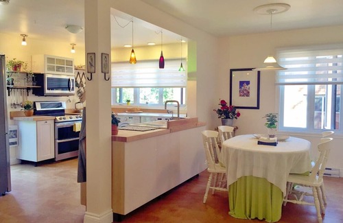 Hochelaga-Maisonneuve House | Chez Ping/Near a metro station, free parking and a sunny place to stay