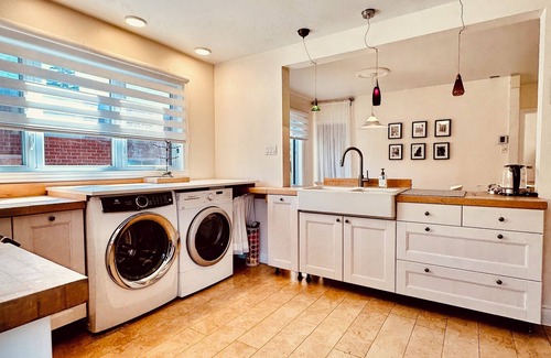 Hochelaga-Maisonneuve House | Chez Ping/Near a metro station, free parking and a sunny place to stay