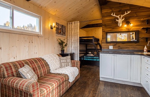 Notre-Dame-Auxiliatrice-de-Buckland Ski Chalet | Beausite Tourisme-Lac, river spa, micro farm, estate trail, view of the mountain