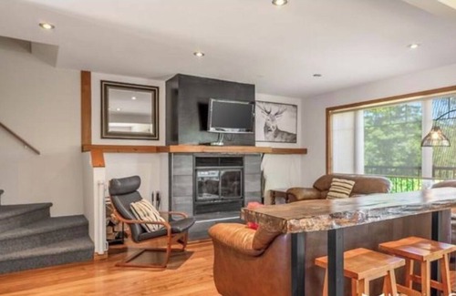 Petite-Riviere-Saint-Francois Ski Chalet | En Montagne Entre le Massif de Charlevoix et Baie St-paul! 2 Spas!!