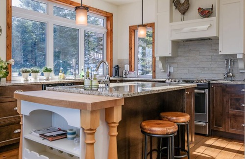 Petite-Riviere-Saint-Francois Ski Chalet | BREATHTAKING VIEW of St-Lawrence River - HOT TUB - 15min from Le Massif