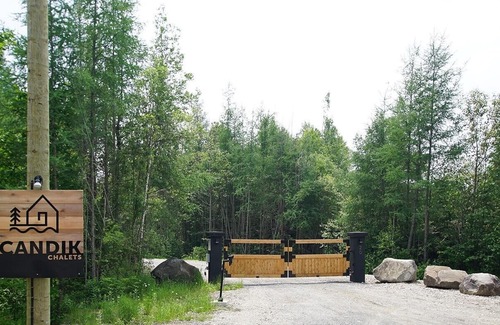 Sainte-Marguerite-du-Lac-Masson Ski Chalet | Authentic and attractive mini chalet