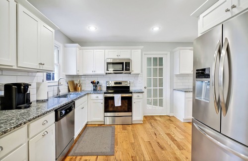 Wilmington House | CA Style Sanctuary 4BR3BA house with Heated Saltwater Pool and Hot Tub
