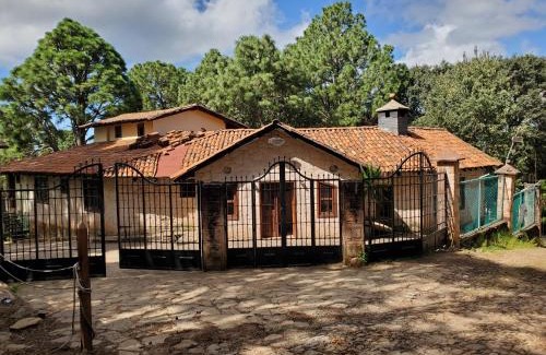 Mazamitla Cabin | Cabaña DNellys Rosa con cancha de basquetbol
