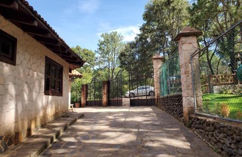 Mazamitla Cabin | Cabaña DNellys Rosa con cancha de basquetbol