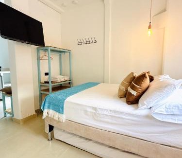 Puerto Triunfo House | Cabaña Villa Jardín - Aldea Doradal - Santorini Colombiano