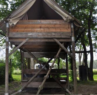 Saint-Jean-les-Deux-Jumeaux Other | cabane sur pilotis les pieds dans l'eau