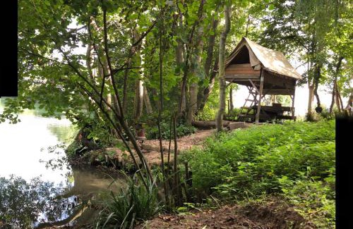 Saint-Jean-les-Deux-Jumeaux Other | cabane sur pilotis les pieds dans l'eau