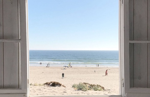 Costa de Caparica Cabin | Cabana Azul is a beautiful beach cabin facing the Atlantic.