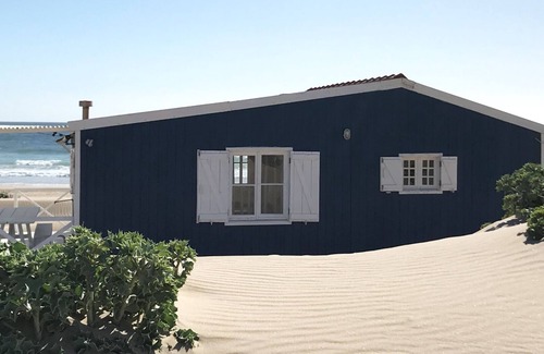 Costa de Caparica Cabin | Cabana Azul is a beautiful beach cabin facing the Atlantic.