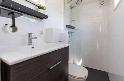 Oud-Loosdrecht Apartment | Cabana incl boat, jacuzzi,subboarts on a quiet park with private parking