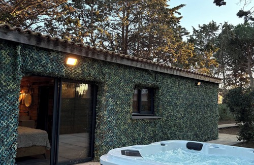 Le Grau-dʼAgde Cabin | Cabane and Spa