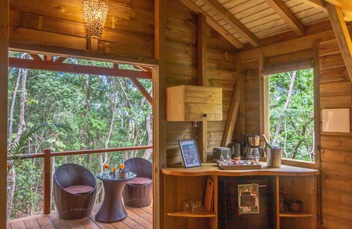 Deshaies Cabin | Cabane Insolite Perchée Dans un Jardin Tropical. Le Nid des Colibris