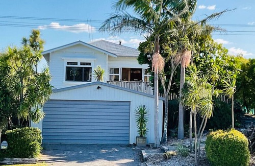 Papamoa Beach Cottage | Cabbage Tree Beach House - Summer or Winter Haven
