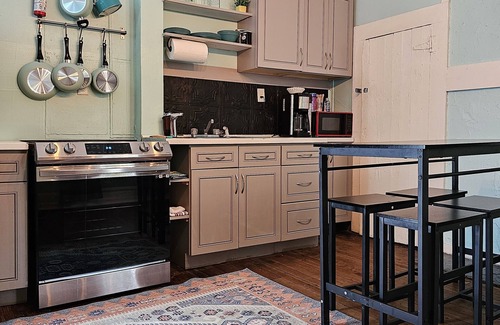 Cabbagetown Apartment | Cabbagetown, Free Wi-fi, Parking, 6 beds, Beltline
