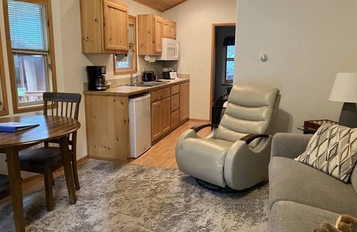 Ashland House | Cabin #11 at Hyatt Lake Resort