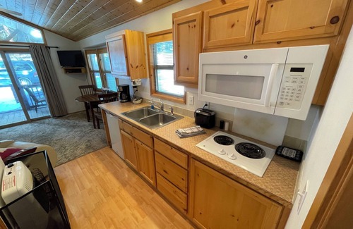 Ashland House | Cabin #11 at Hyatt Lake Resort