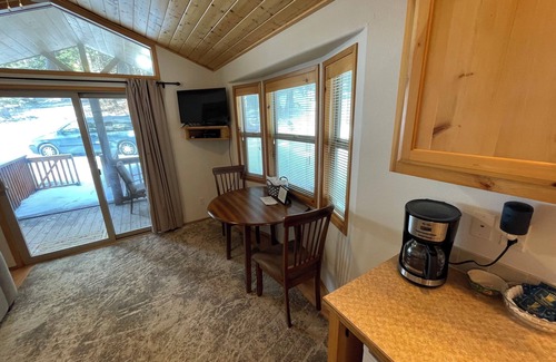 Ashland House | Cabin #11 at Hyatt Lake Resort