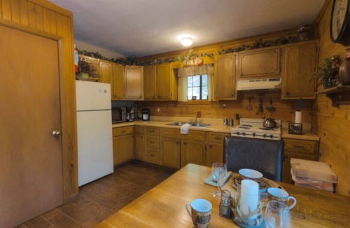 Eureka Springs Cabin | Cabin 11Redbud Valley+Jacuzzi Tub+Deck+Pond+Trails