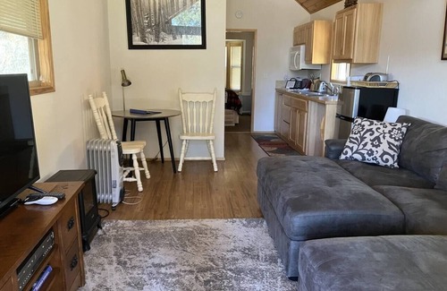 Ashland House | Cabin #17 at Hyatt Lake Resort