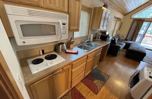 Ashland House | Cabin #17 at Hyatt Lake Resort