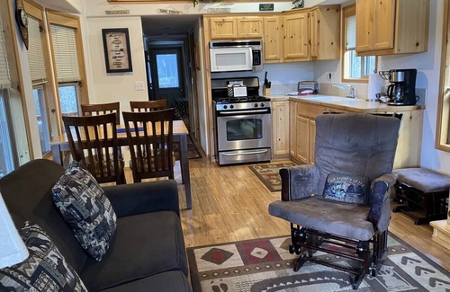 Ashland House | Cabin #18 at Hyatt Lake Resort