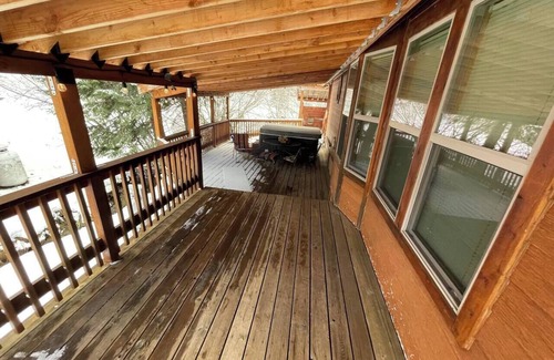 Ashland House | Cabin #18 at Hyatt Lake Resort