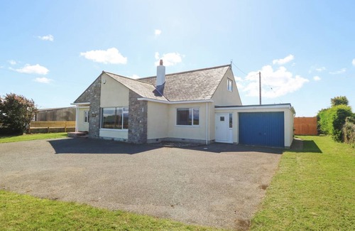 Ty Croes Cottage | Cabin ∙ 5 bedrooms ∙ 12 guests