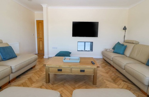 Ty Croes Cottage | Cabin ∙ 5 bedrooms ∙ 12 guests