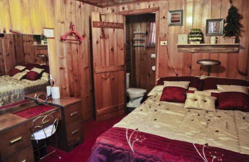 Carp Lake House | Cabin #6 - Casablanca cabin