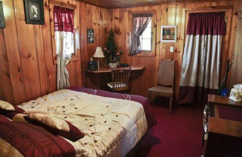 Carp Lake House | Cabin #6 - Casablanca cabin