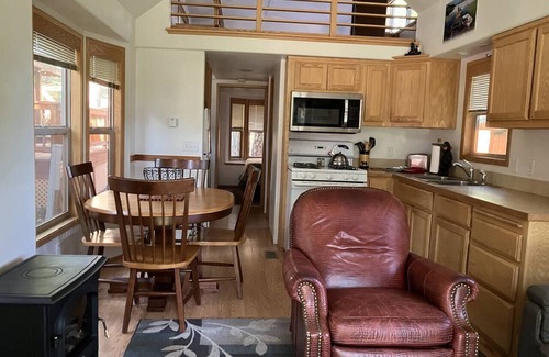 Ashland House | Cabin #7 at Hyatt Lake Resort