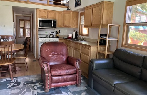 Ashland House | Cabin #7 at Hyatt Lake Resort