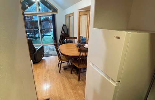 Ashland House | Cabin #7 at Hyatt Lake Resort