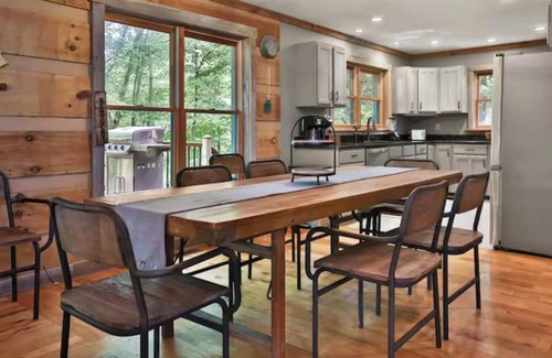Shelbyville Cabin | Cabin+Bunkhouse Sleeps 24 near Lex Lou Like New Spacious Modern Rustic Retreat