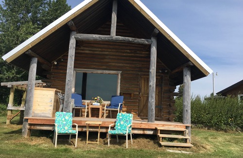 Kenai Cabin | CABIN BY THE BLUFF OF KENAI RIVER WITH MOUNTAIN VIEW