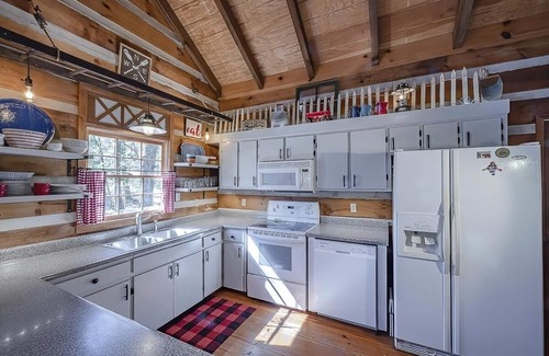 Dial Cabin | Cabin+Creek+Natl Forest+Hot Tub+Fire Pit+Pool Table