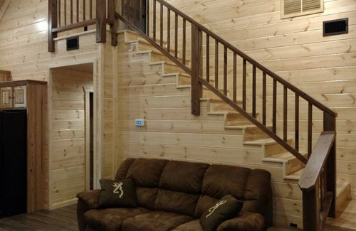 De Queen Cabin | Cabin (First One There) is a quiet and peaceful place to stay by De Queen Lake