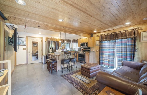 Tillamook House | Cabin ~ Hot tub~ river access~ 70 inch tv~ Jetted tub with body sprayers