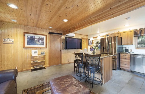 Tillamook House | Cabin ~ Hot tub~ river access~ 70 inch tv~ Jetted tub with body sprayers