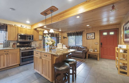 Tillamook House | Cabin ~ Hot tub~ river access~ 70 inch tv~ Jetted tub with body sprayers