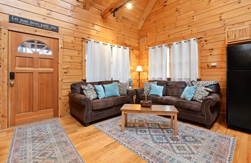 Logan Cabin | Cabin In Hocking Hills! Pet Friendly, Hot Tub, Secluded.