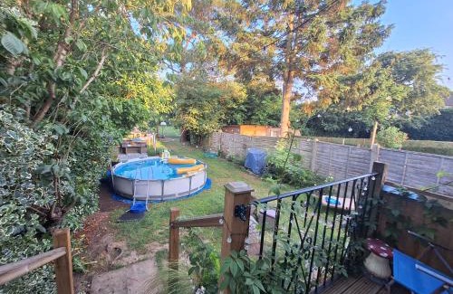 Charing House | CABIN in hosts huge garden CHILD FRIENDLY with Hens Cats firepit Marshmallows Pool