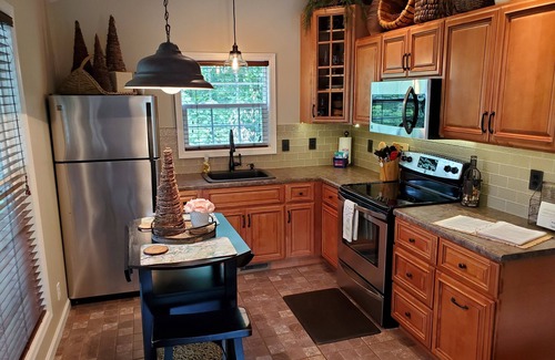 Jonesboro Cabin | Cabin in Southern Illinois - Hot Tub - Romantic Getaway -Shawnee National Forest
